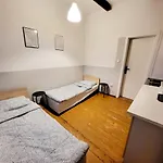 Hostel Tanie Spanie Wilda - Zameldowanie Bezobsługowe - *