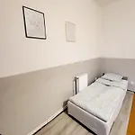 Hostel Tanie Spanie Wilda - Zameldowanie Bezobsługowe - *
