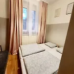 Hostel Tanie Spanie Wilda - Zameldowanie Bezobslugowe - *