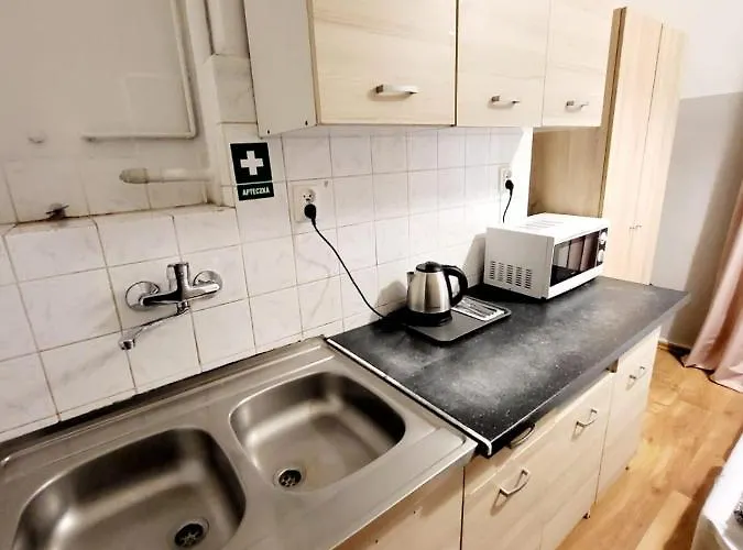 Hostel Tanie Spanie Wilda - Zameldowanie Bezobslugowe - *